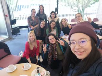 一群人在餐厅里微笑合影低可信度描述已自动生成